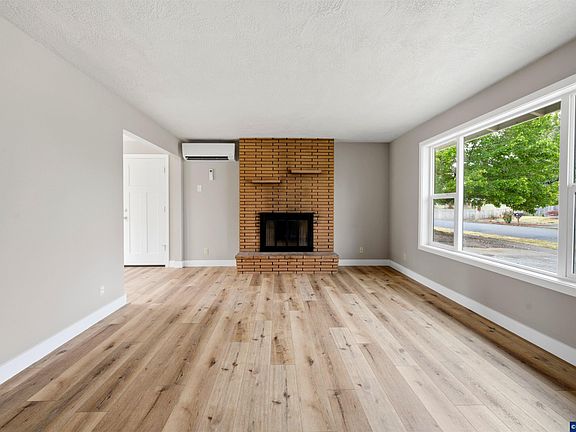 5th image of 4710 12th Ave NE