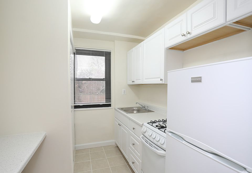 2nd image of 401 E St SE APT 103
