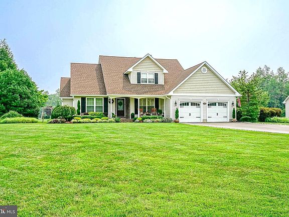 2nd image of 3215 Eglantine Dr