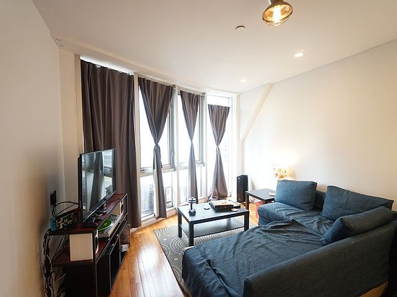 3rd image of 185 York St #A