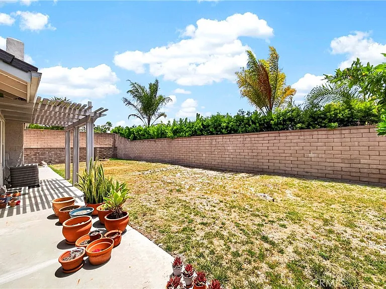 2540 Royale Pl — Photo 32