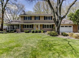 1906 Deer Hill Dr, Wayzata, MN 55391