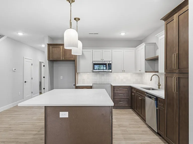 2175 W Parkview Ave — Photo 11