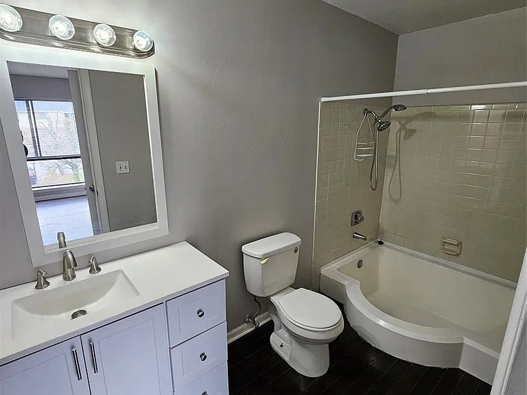 4811 Spring Lake Dr #E — Photo 15
