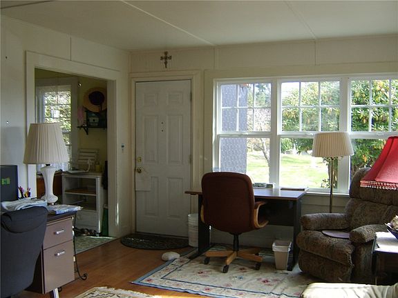 4th image of 608 Hemlock St NE