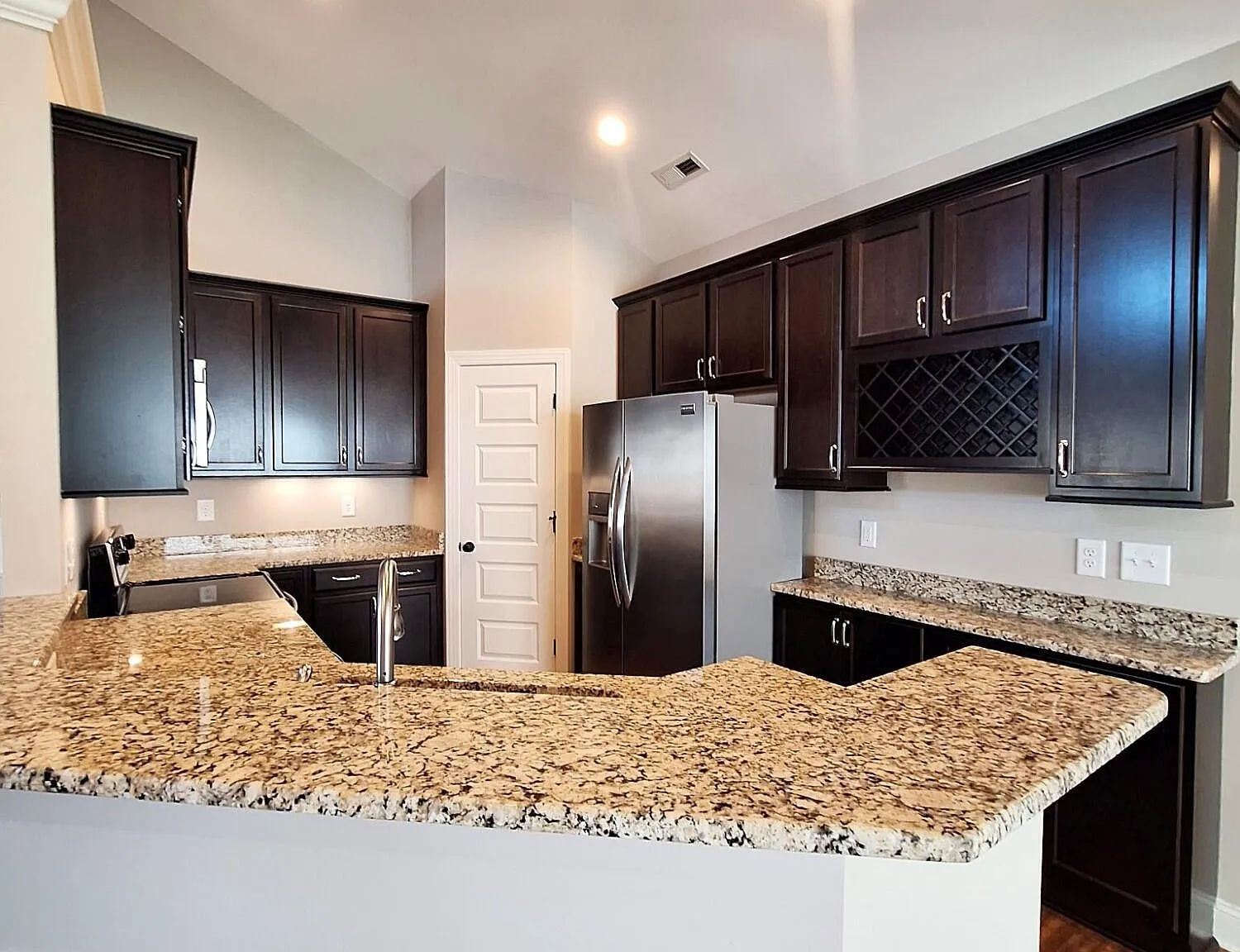 3 bed, 2.0 bath, 1429 sqft, $1,700 — Photo 3