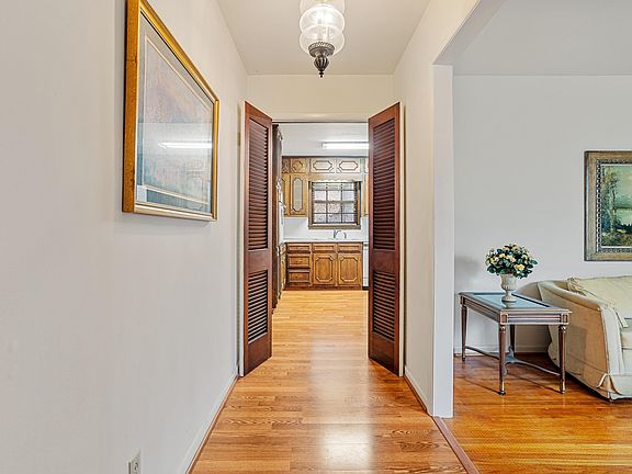 5th image of 529 Esplanade Dr