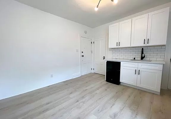 5th image of 211 Lafayette Ave #14