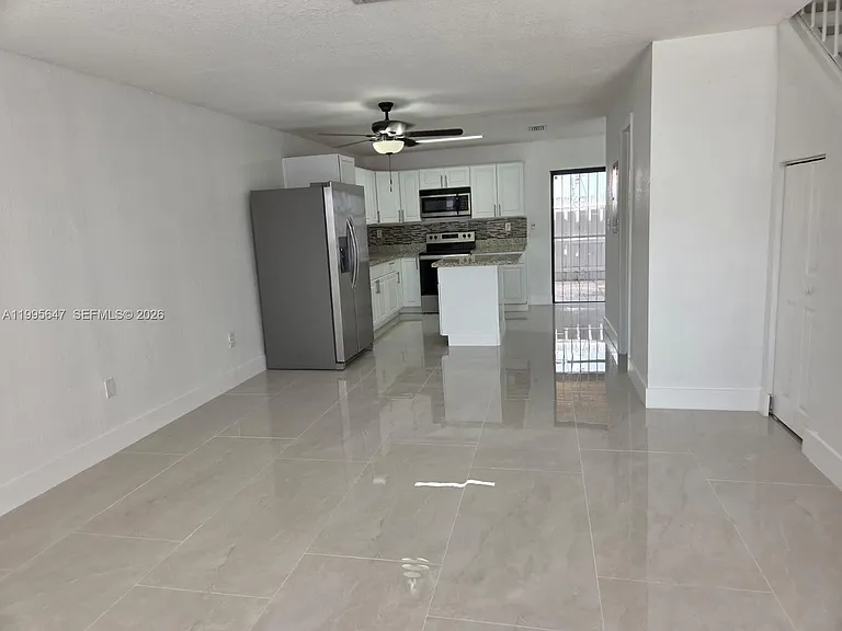 550 SW 115th Ave #405H — Photo 4