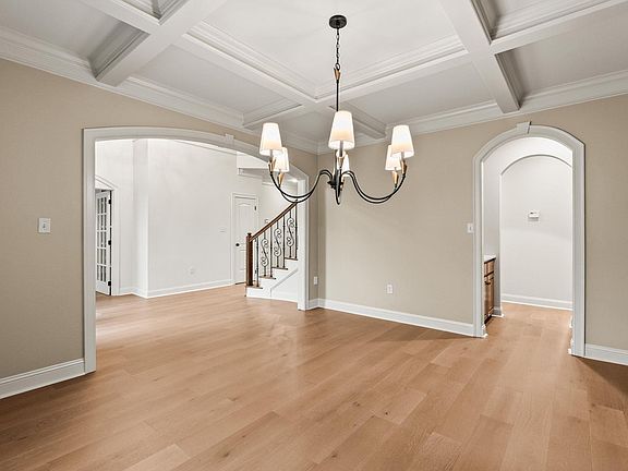 5th image of 141 Oneida Way