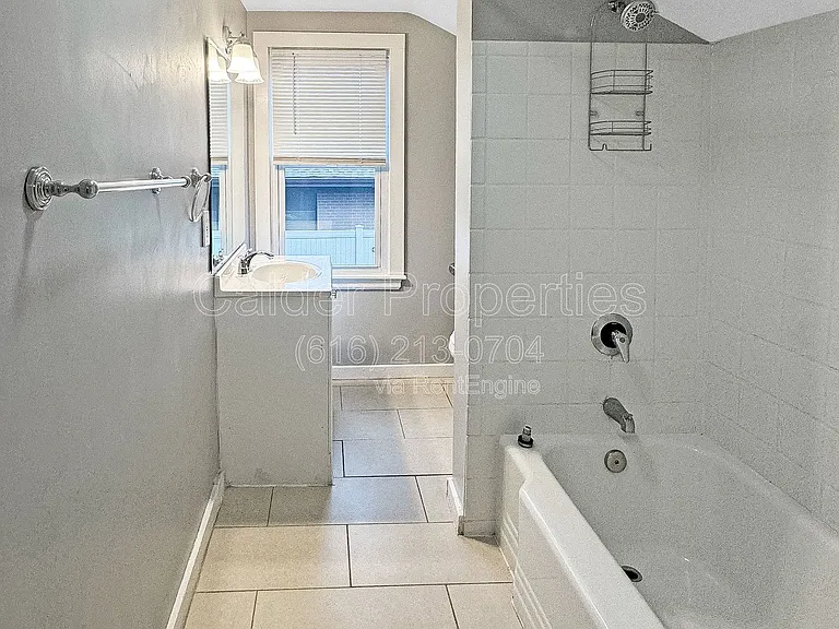 1712 Michigan St NE — Photo 14