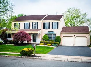 28 Dickinson Rd, Kendall Park, NJ 08824
