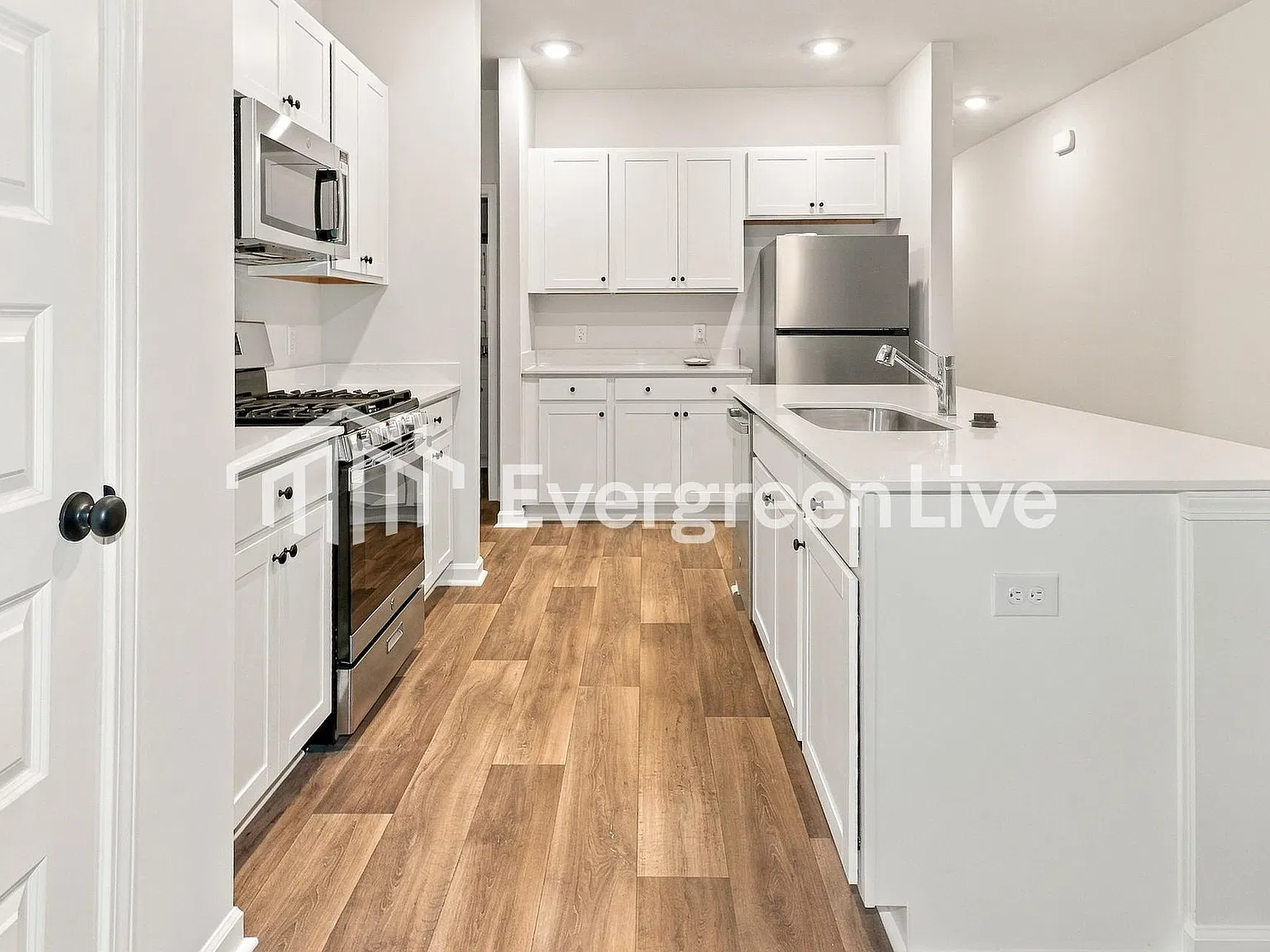 3 bed, 2.0 bath, 1421 sqft, $2,320 — Photo 3