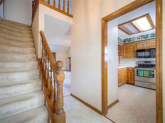 4th image of 408 NE Deerfield Ct