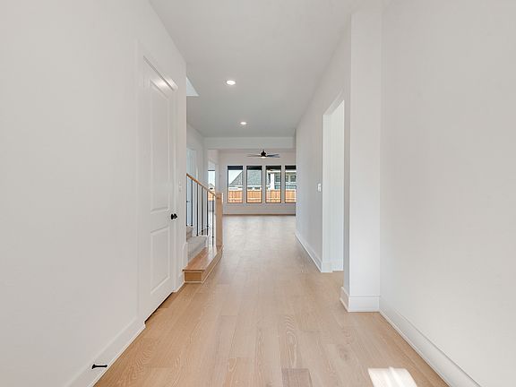 4th image of 824 Shady Oaks Dr
