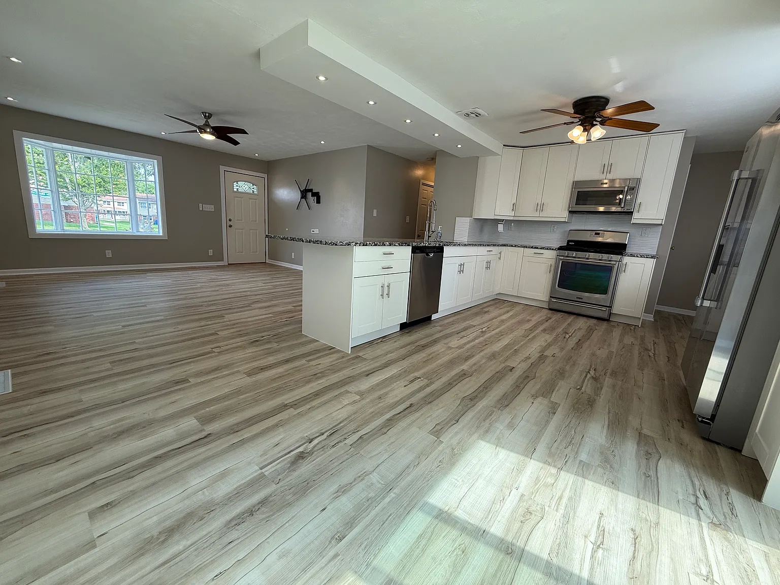 827 Washington Ave — Photo 2