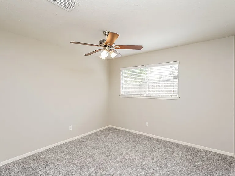 332 Coventry Ln — Photo 13