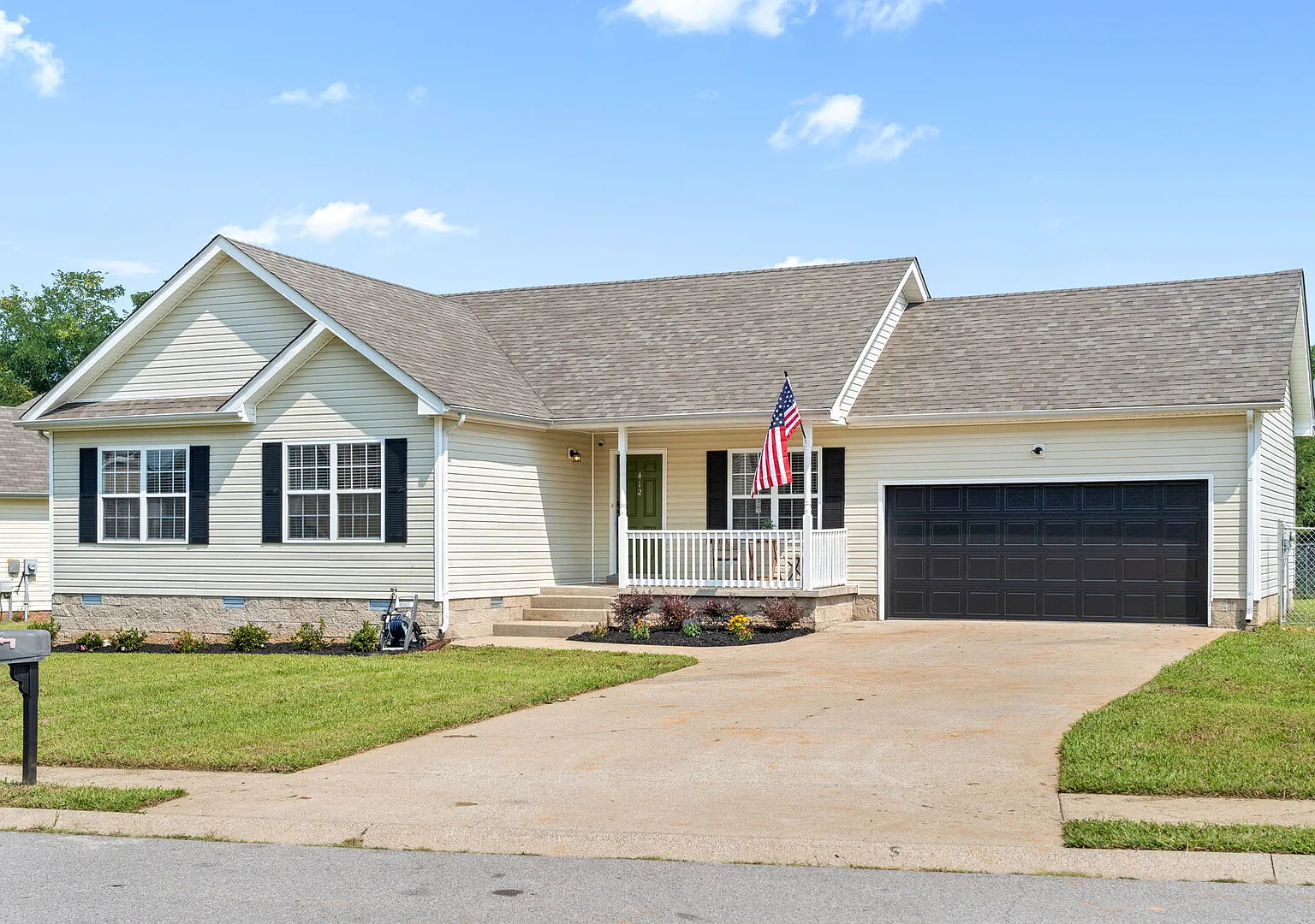 Entire 3 bed 2 bath Home Newly Renovated Large Yard for Pets Close — Photo 4