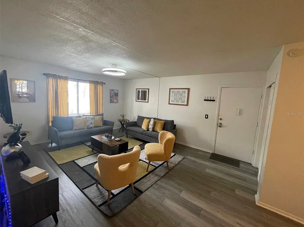 2 bed, 889 sqft, $1,550 — Photo 2