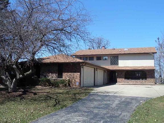 2nd image of 824 Holiday Dr