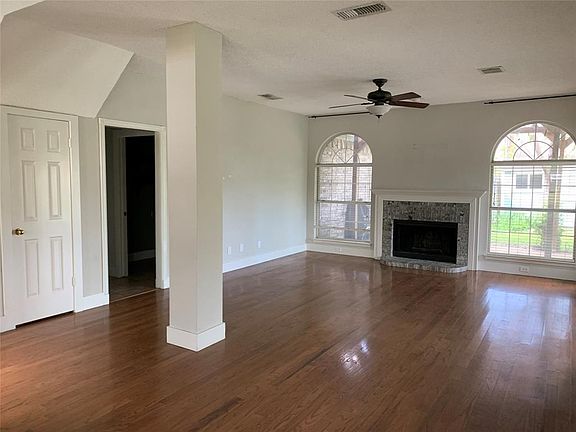 3rd image of 2074 Cameo Dr