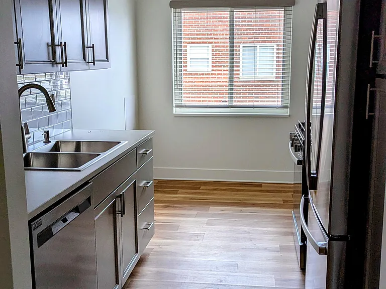 574 E Paige Ave — Photo 6