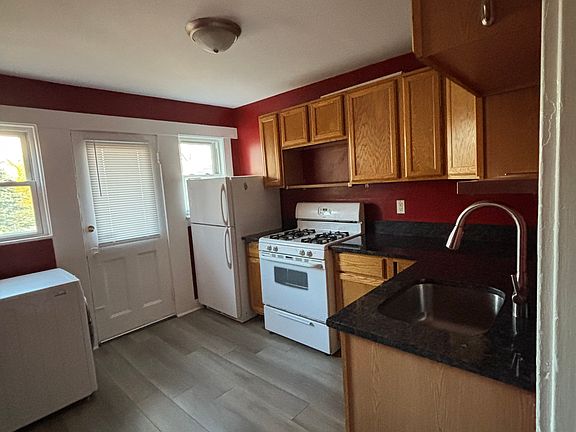 Kitchen with washer/dryer unit