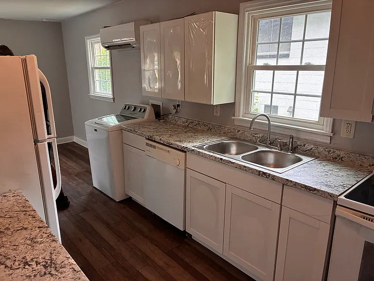 752 Hillsboro St — Photo 5