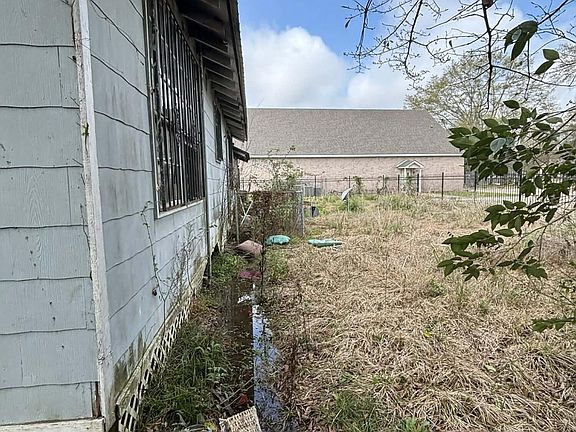 3rd image of 5151 Hollywood St