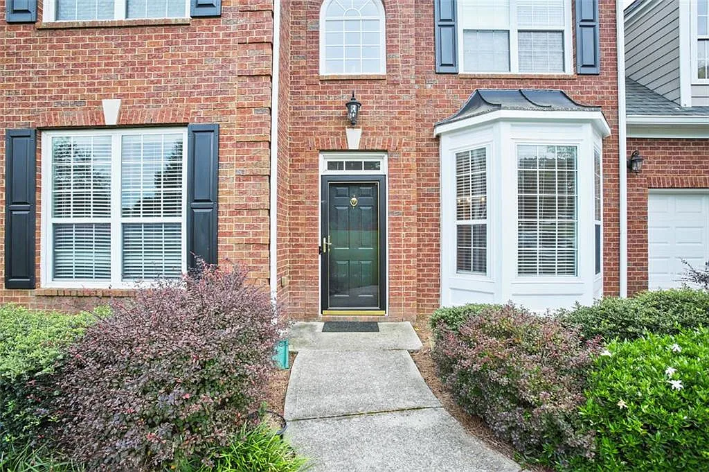 4 bed, 2.5 bath, 2553 sqft, $2,600 — Photo 2