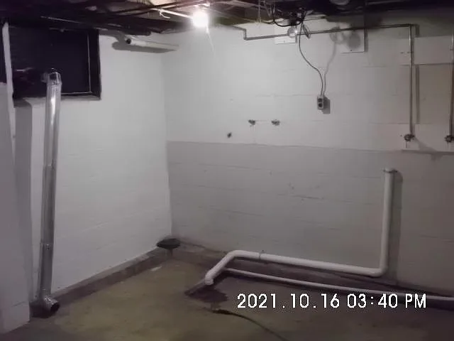 Additional view of washer/ dryer hookup area