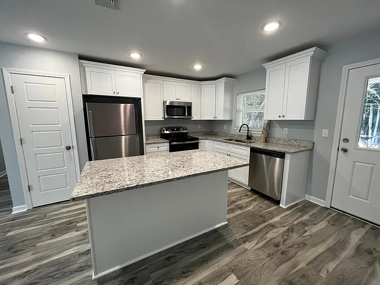 385 Lawler Ave — Photo 2