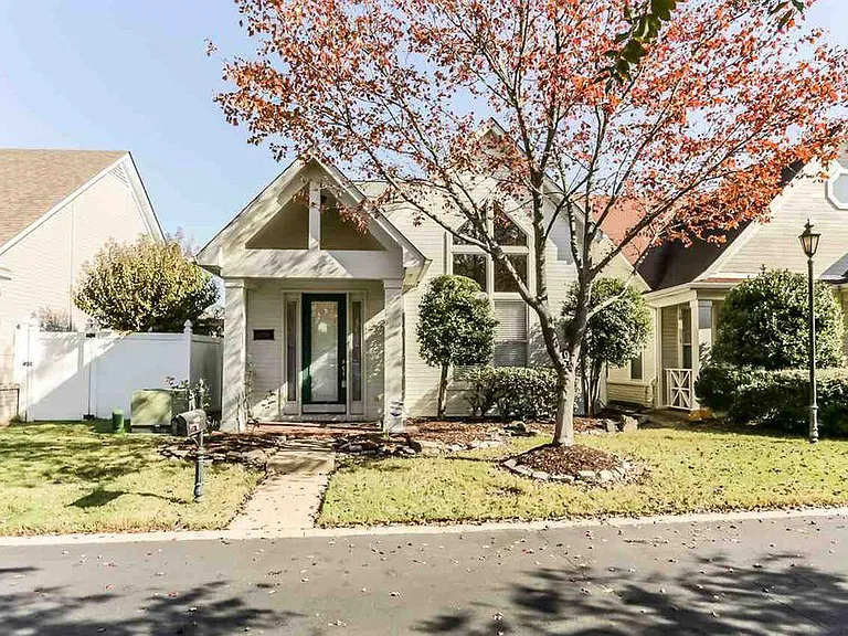 1136 Misty Isle Dr — Photo 1