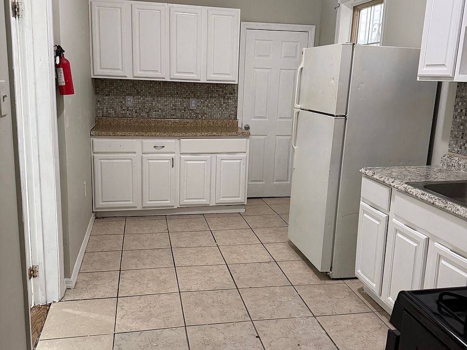 2nd image of 37 Blum St Floor 1