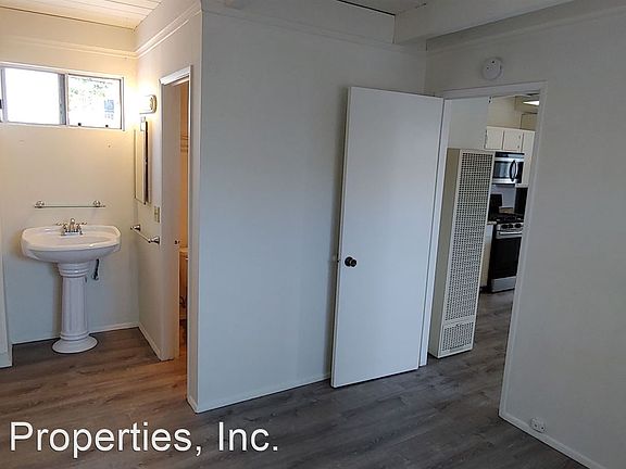 3rd image of 4355.5 Marlborough Ave