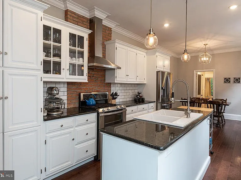 240 E Walnut St — Photo 7