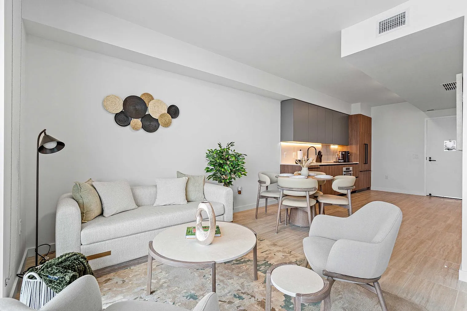1 bed, 1.0 bath, 818 sqft, $3,994 — Photo 2