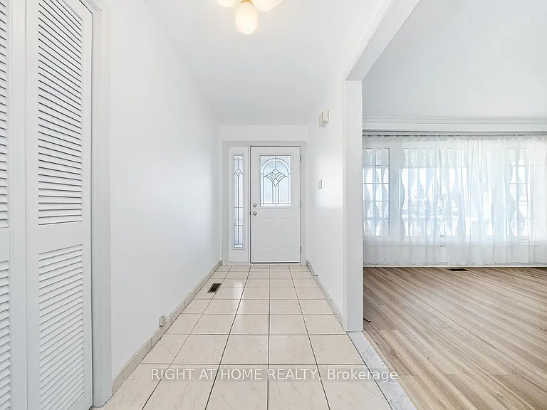 47 Wheelwright Cres — Photo 3