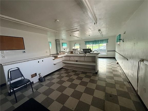 5th image of 710 W Main St