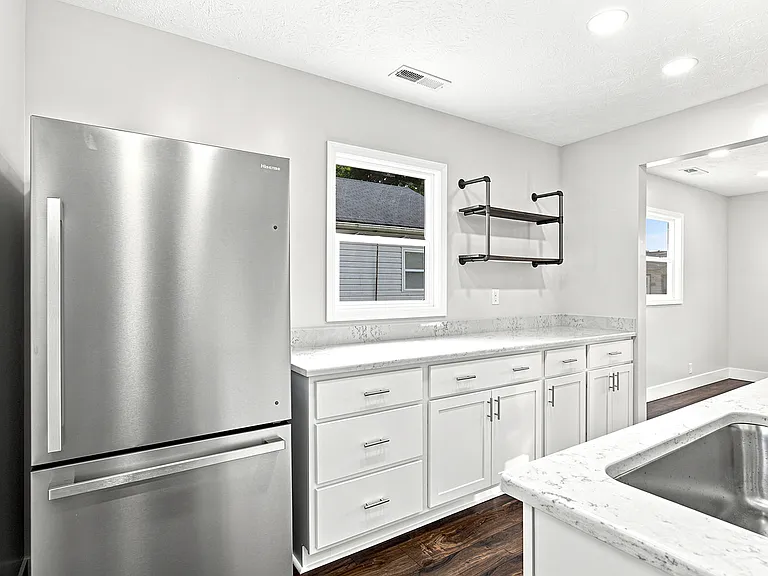2118 Ulen Ln — Photo 4