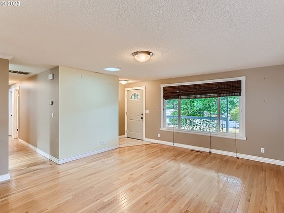 3rd image of 156 SE 33rd Ave