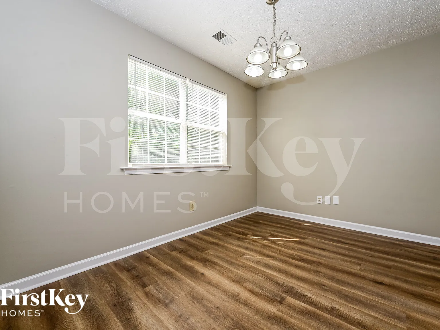 3 bed, 2.0 bath, 1356 sqft, $1,810 — Photo 4