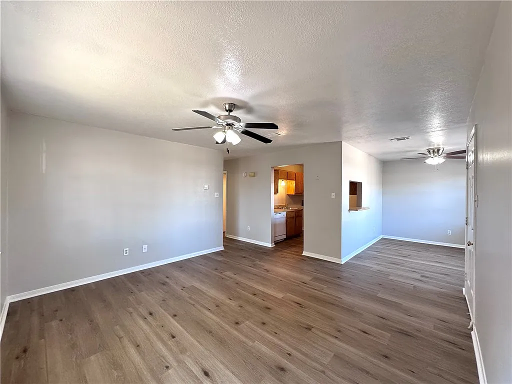 2 bed, 970 sqft, $975 — Photo 3