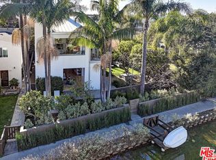 2910 & 2908 Strongs Dr, Venice, CA 90291