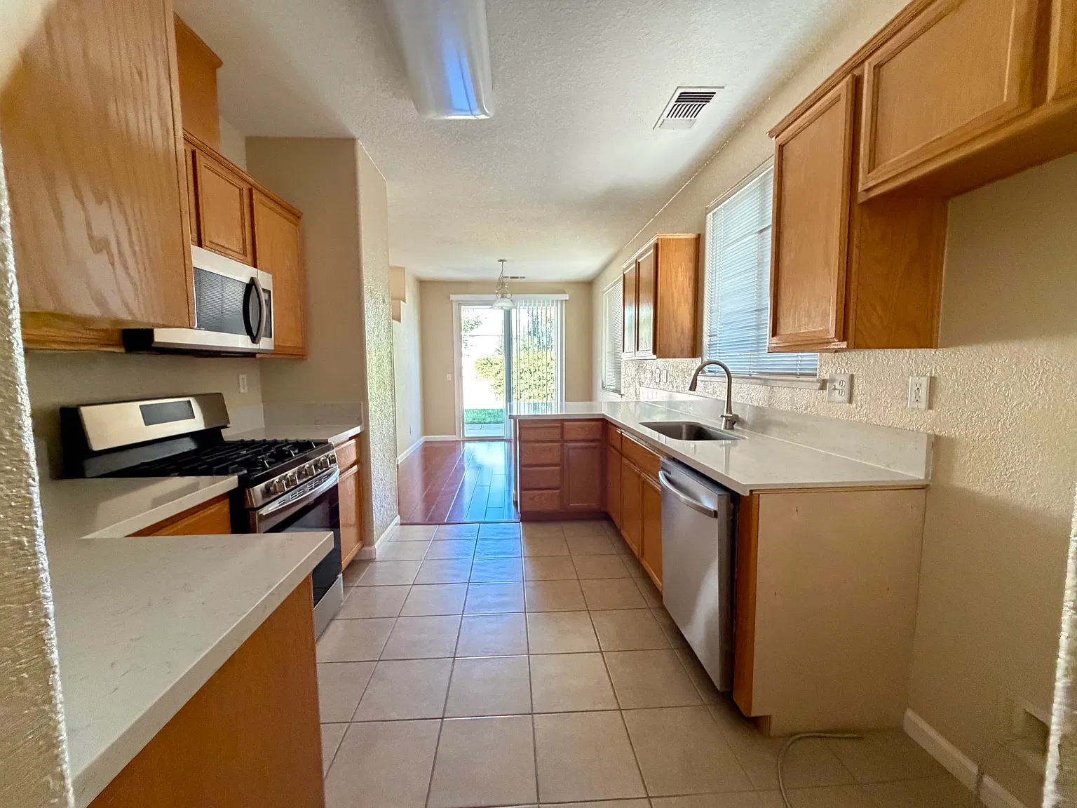 3 bed, 1683 sqft, $2,550 — Photo 4