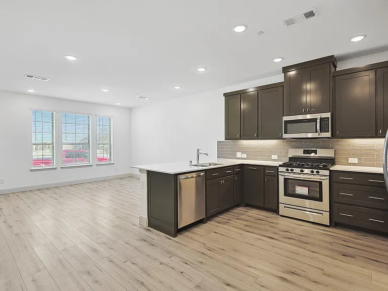 517 Parkside Dr — Photo 11