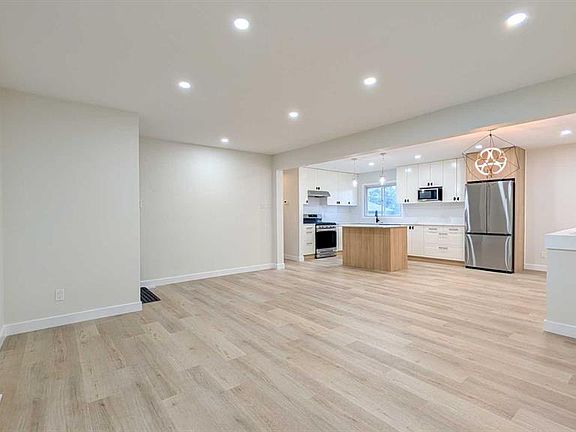 5th image of 44 W Fairview Cres SE