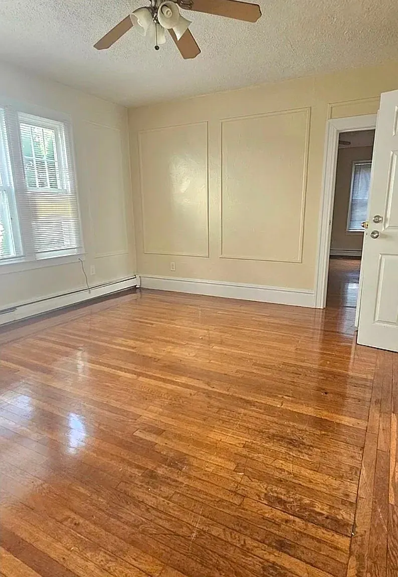 Spacious 1st fl 2 bdrm Unit - Quiet Area — Photo 2