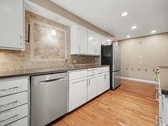 5th image of 333 E Oak St