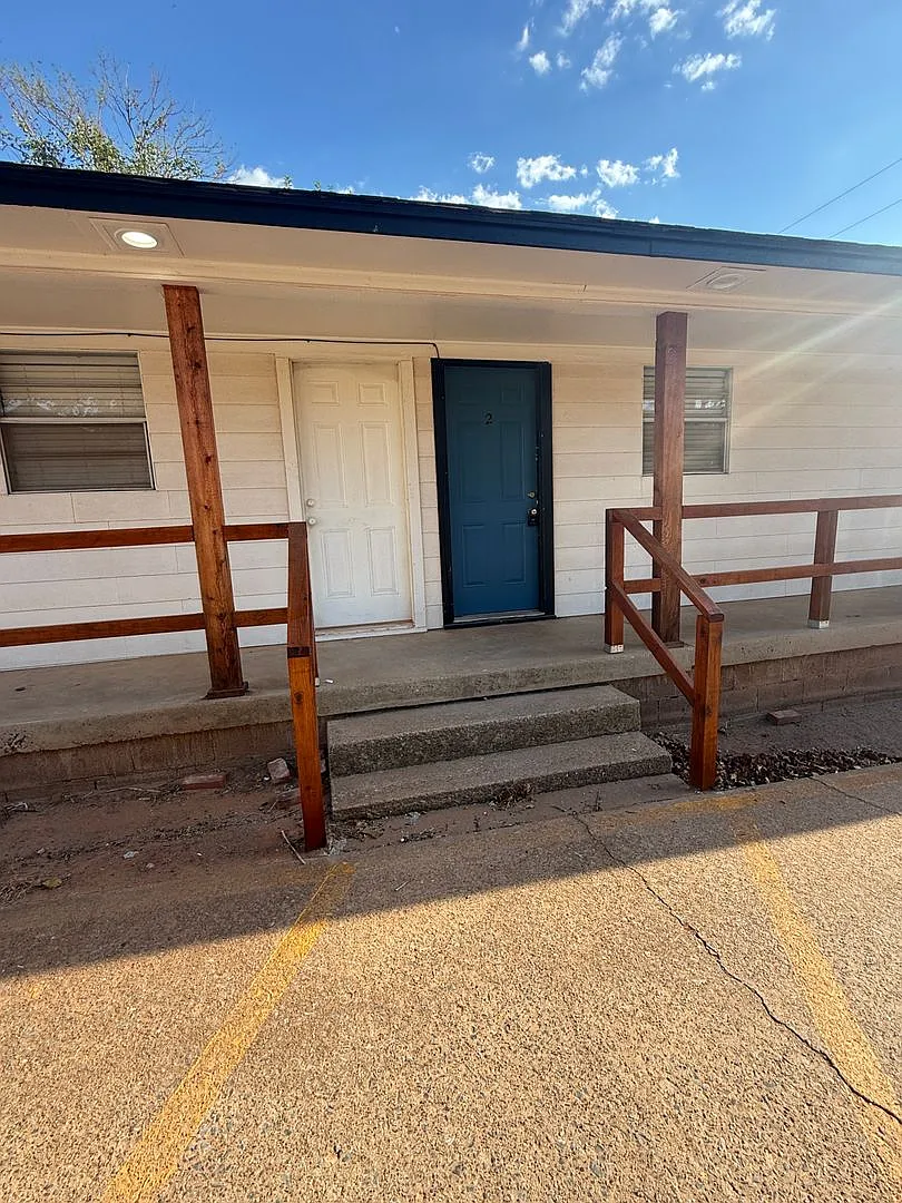 709 N. Broadway — Photo 2